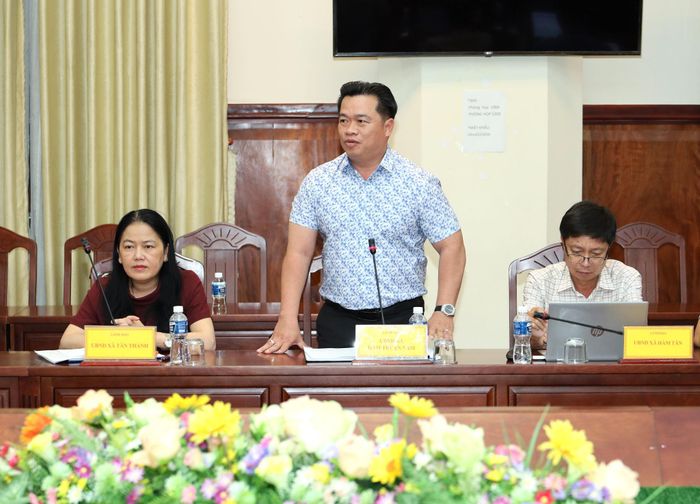 Chủ tịch UBND xã Hàm Thuận Nam Lê Thế Trung Kiên báo cáo tại buổi làm việc