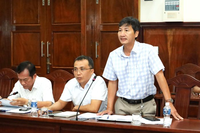 Giám đốc Ban Quản lý dự án đầu tư xây dựng khu vực Phan Thiết Hoàng Văn Đồng báo cáo tại buổi làm việc