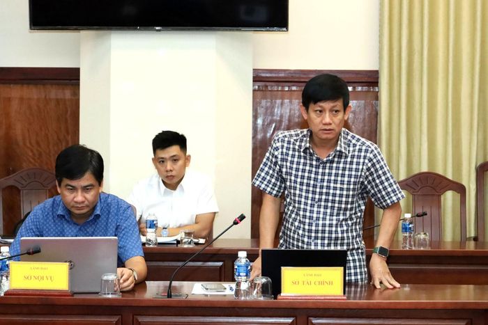 Phó Giám đốc Sở Tài chính Lâm Đồng Võ Đức Tuấn báo cáo tại buổi làm việc