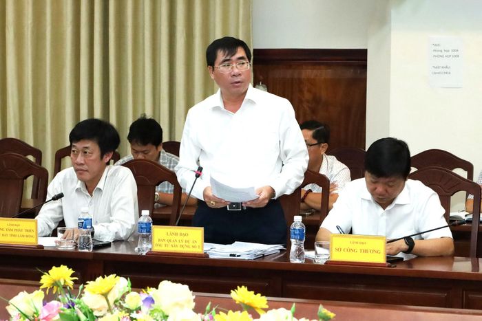 Phó Giám đốc Ban Quản lý dự án đầu tư xây dựng số 2 Nguyễn Minh Nguyên báo cáo tại buổi làm việc