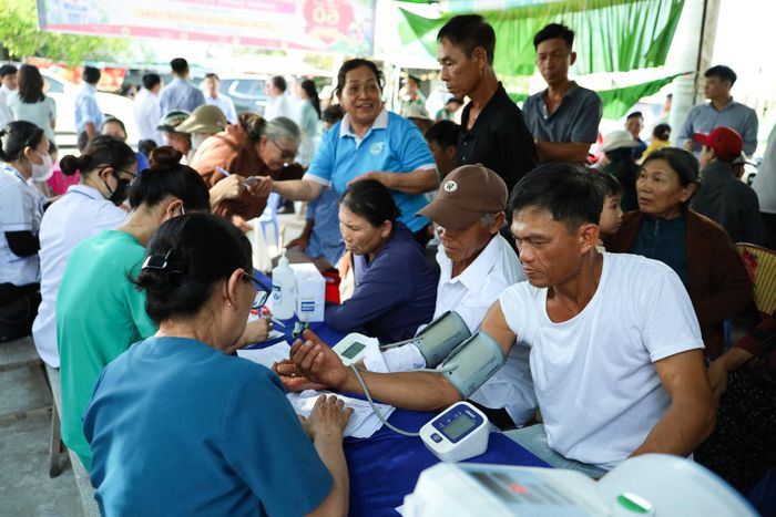 Hoạt động khám sức khỏe định kỳ, khám sàng lọc miễn phí cho người dân phường Phước Hội
