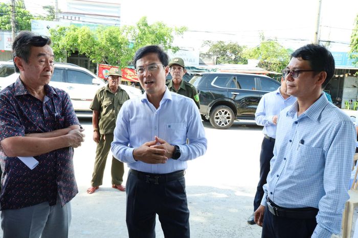 Phó Chủ tịch UBND tỉnh Đinh Văn Tuấn (đứng giữa) yêu cầu địa phương và đơn vị liên quan chú trọng nâng cao chất lượng khám, tư vấn sức khỏe cho Nhân dân