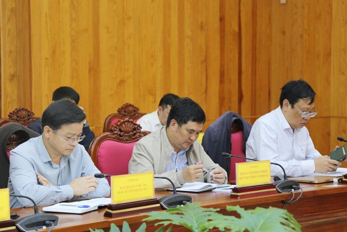Đại diện các sở, đơn vị tham dự buổi làm việc