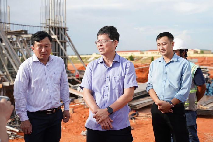 Phó Chủ tịch Thường trực UBND tỉnh Nguyễn Hồng Hải nghe báo cáo tiến độ thi công đài kiểm soát không lưu