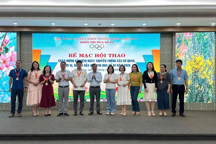 Ban Tổ chức giải trao huy chương Đồng cho các đội thi kéo co