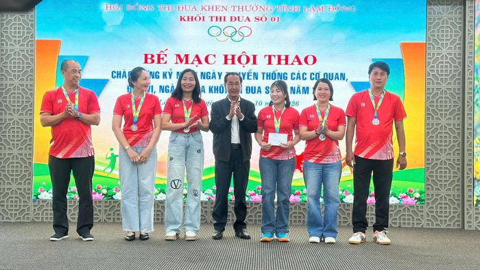 Đồng chí Huỳnh Ngọc Anh, Ủy viên Ban Thường vụ Tỉnh ủy, Phó Bí thư Thường trực chuyên trách Đảng ủy Các cơ quan Đảng tỉnh trao huy chương Bạc cho Đội bóng chuyền hơi Văn phòng Tỉnh ủy