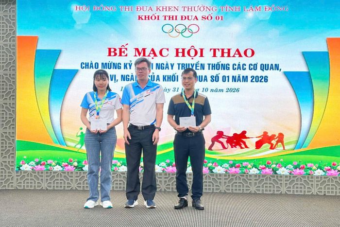 Ban Tổ chức giải trao huy chương Đồng cho các đội thi bóng chuyền hơi