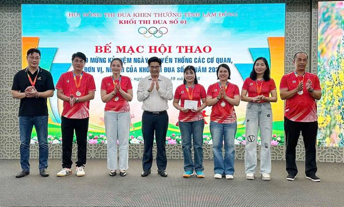 Ban Tổ chức giải trao huy chương Bạc cho Đội Văn phòng Tỉnh ủy với bộ môn kéo co
