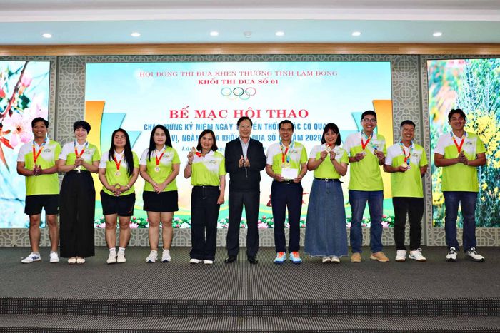 Đồng chí Phạm Triều, Ủy viên Ban Thường vụ Tỉnh ủy, Phó Chủ tịch Thường trực Ủy ban MTTQ Việt Nam tỉnh trao huy chương Vàng kéo co cho Đội Báo và Phát thanh, Truyền hình Lâm Đồng