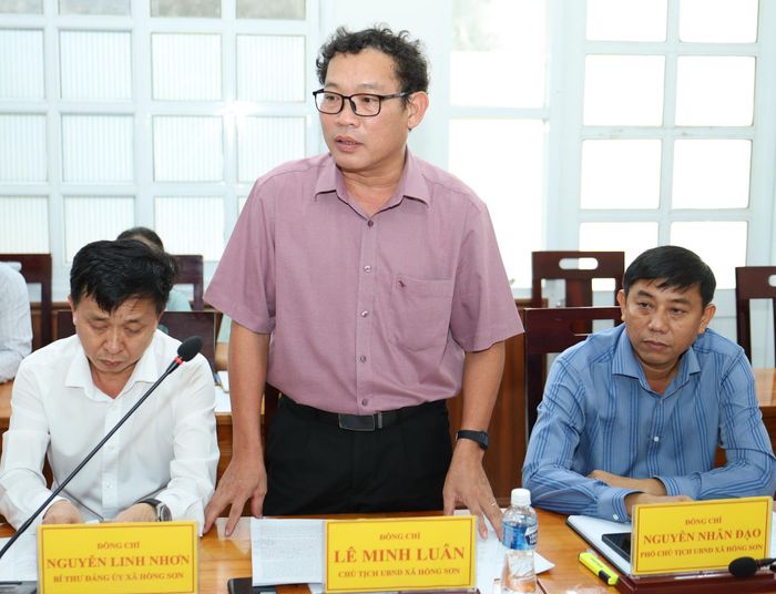 Chủ tịch UBND xã Hồng Sơn Lê Minh Luân báo cáo tại buổi làm việc