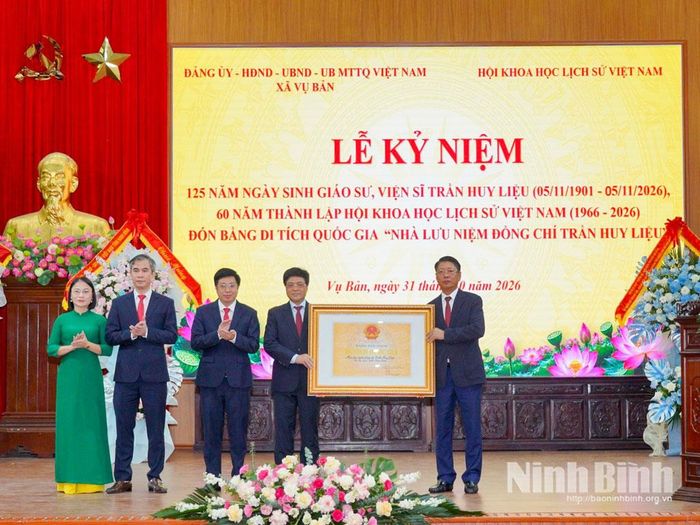 Đồng chí Phó Chủ tịch Thường trực UBND tỉnh Trần Song Tùng trao Bằng xếp hạng Di tích quốc gia Nhà lưu niệm đồng chí Trần Huy Liệu cho Đảng bộ, Chính quyền và Nhân dân xã Vụ Bản.