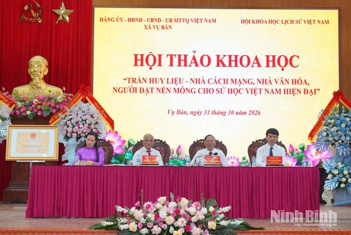 Các đại biểu điều hành Hội thảo khoa học “Trần Huy Liệu - Nhà cách mạng, nhà văn hoá, người đặt nền móng cho sử học Việt Nam hiện đại”.