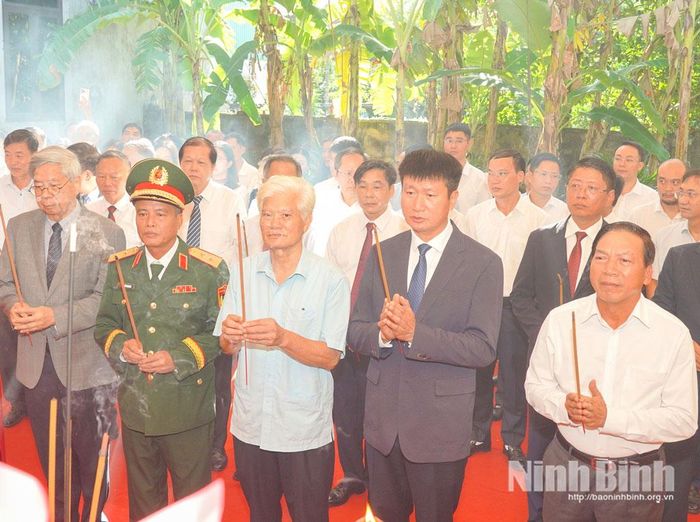Đồng chí Trần Huy Tuấn, Bí thư Tỉnh ủy và các đại biểu dâng hương tại Nhà lưu niệm đồng chí Trần Huy Liệu (thôn Vân Cát, xã Vụ Bản).