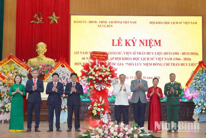 Các đại biểu đại diện một số cơ quan Trung ương tặng hoa chúc mừng xã Vụ Bản.