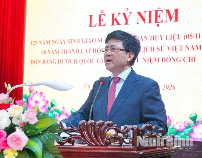Đồng chí Trần Minh Hoan, Tỉnh ủy viên, Bí thư Đảng ủy, Chủ tịch HĐND xã Vụ Bản trình bày diễn văn kỷ niệm.