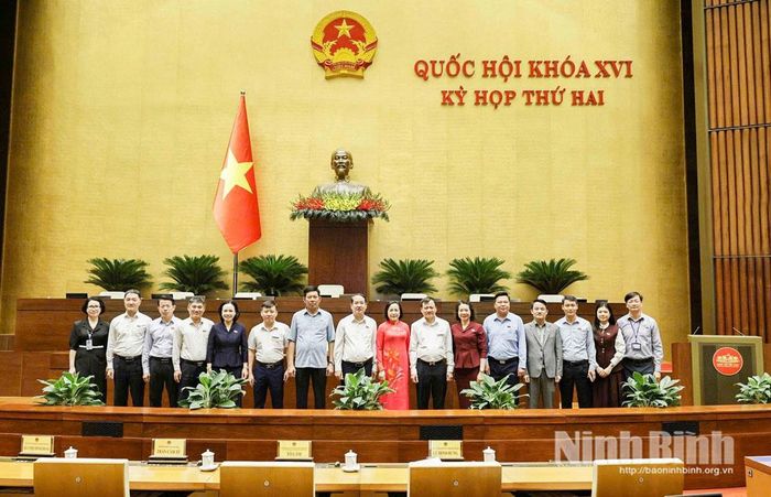 Các vị đại biểu Quốc hội tỉnh Ninh Bình chụp ảnh lưu niệm tại Kỳ họp thứ hai, Quốc hội khóa XVI.
