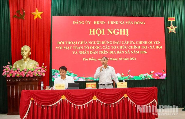 Các đồng chí Thường trực Đảng ủy xã Yên Đồng chủ trì hội nghị đối thoại.