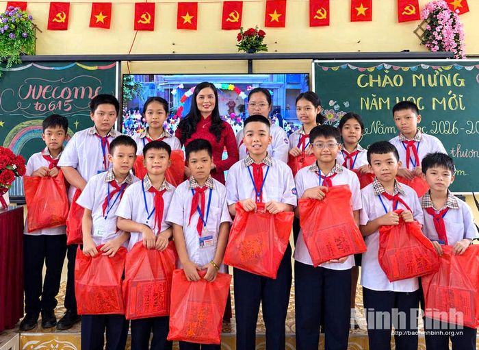 Cô giáo Nguyễn Thị Nga trao quà cho các con học sinh lớp 6A5 nhân dịp năm học mới 2026-2027.
