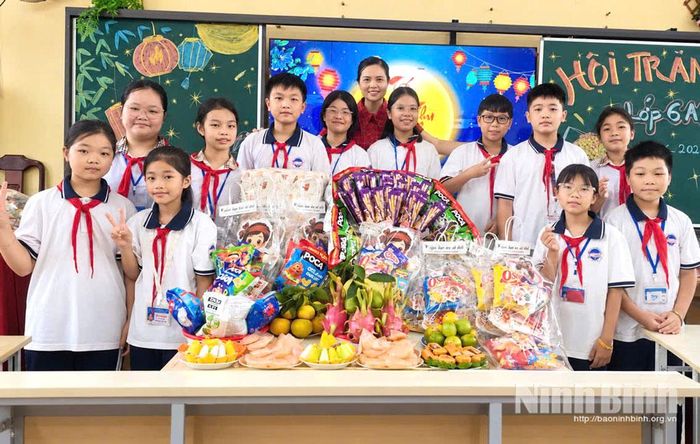 Cô giáo Nguyễn Thị Nga vui hoạt Tết trung thu cùng các con học sinh lớp 6A5.