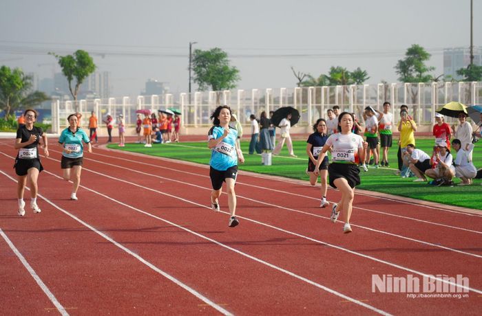 Các vận động viên tham gia môn chạy 100m nữ.