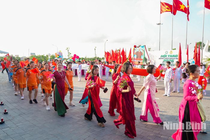 2.000 cán bộ, nhân viên các khoa, phòng, đơn vị trực thuộc Bệnh viện Bạch Mai tham gia diễu hành tại lễ khai mạc Hội thao.