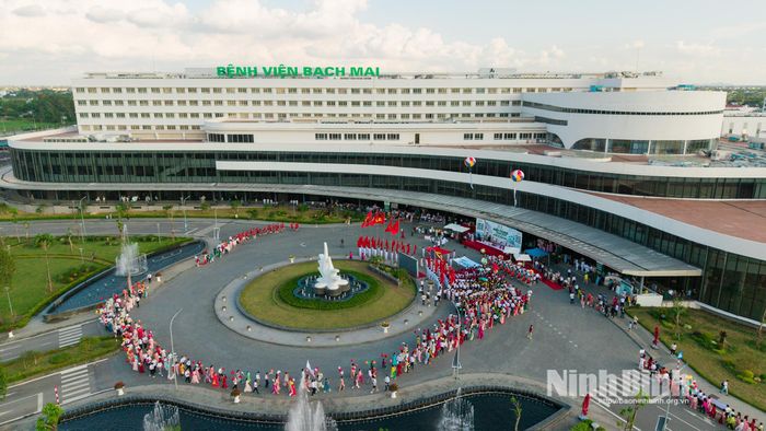 Toàn cảnh khai mạc Hội thao diễn ra tại Bệnh viện Bạch Mai cơ sở Ninh Bình.