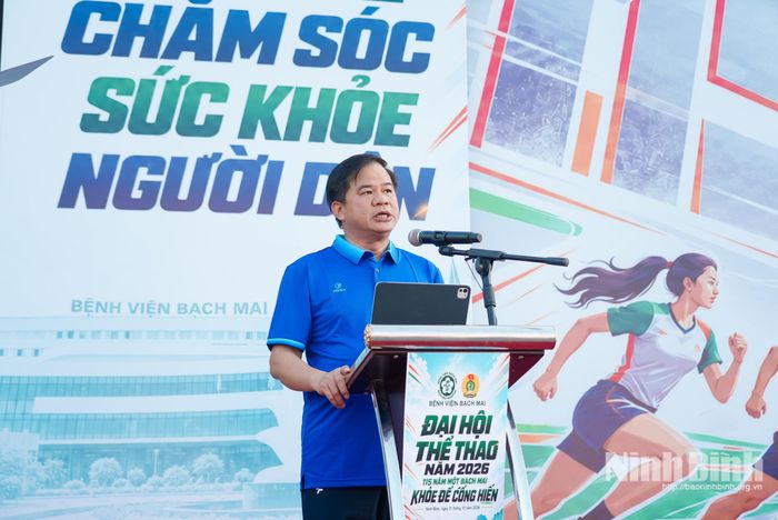 PGS.TS Đào Xuân Cơ, Giám đốc Bệnh viện Bạch Mai phát biểu khai mạc Hội thao.