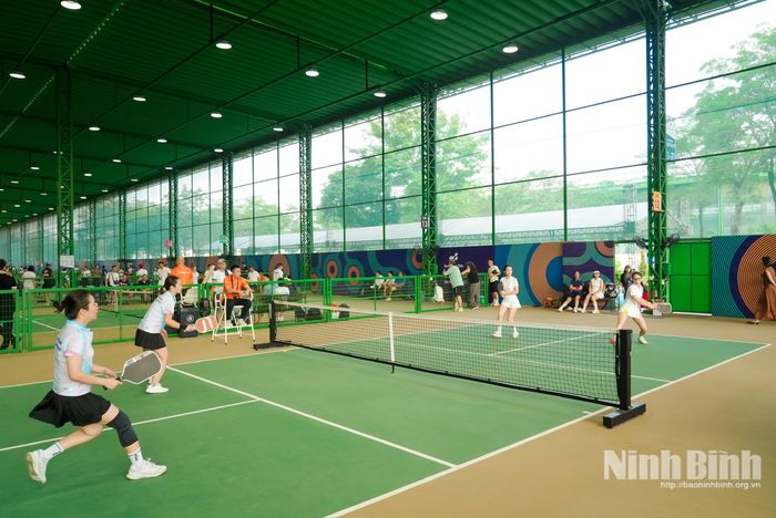 Thi đấu môn Pickleball nội dung đôi nữ.