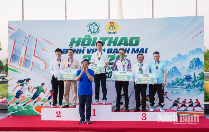 Ban Tổ chức trao cúp và giải thưởng cho các vận động viên có thành tích xuất sắc trong Hội thao.