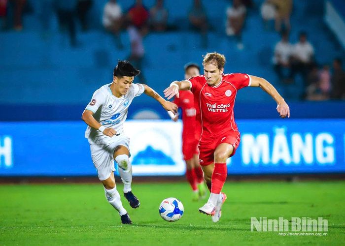 Tình huống tranh chấp bóng giữa tiền vệ Ngọc Sơn với hậu vệ đội khách.
