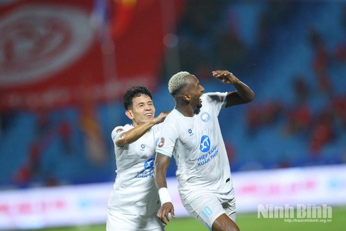 Tiền vệ Caio Cesar ăn mừng bàn thắng nâng tỷ số lên 2-1.