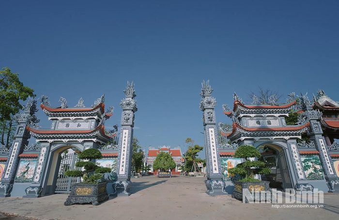 Khuôn viên bề thế, khang trang của Di tích lịch sử - văn hóa quốc gia Đền Bảo Ninh (xã Hải Hậu). Ảnh: Viết Dư