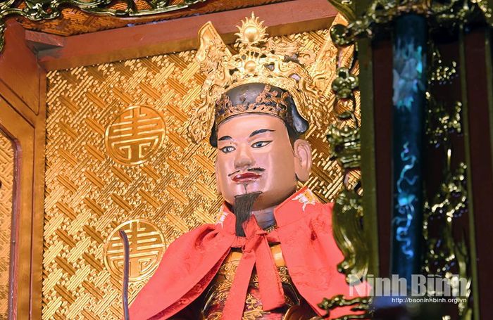 Tượng thờ Hưng Đạo Đại vương Trần Quốc Tuấn ở vị trí trung tâm khu thờ tự chính Đền Bảo Ninh. Ảnh: Viết Dư