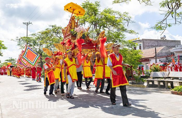 Nghi thức rước kiệu - nét đẹp văn hóa gắn kết cộng đồng tại lễ hội truyền thống Đền Bảo Ninh.