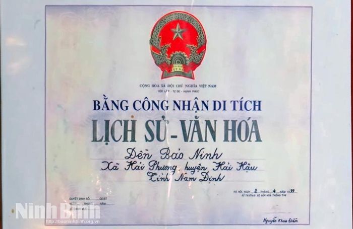 Bằng công nhận Di tích lịch sử - văn hóa quốc gia của Bộ Văn hóa - Thông tin năm 1999, khẳng định giá trị lịch sử, văn hóa trường tồn của Đền Bảo Ninh. Ảnh: Viết Dư