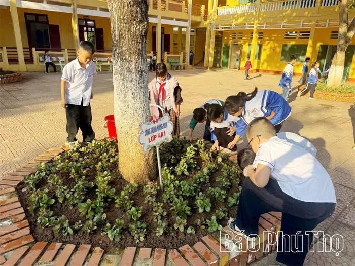 Học sinh Trường Tiểu học Cù Chính Lan tham gia trồng cây xanh tại khuôn viên nhà trường.