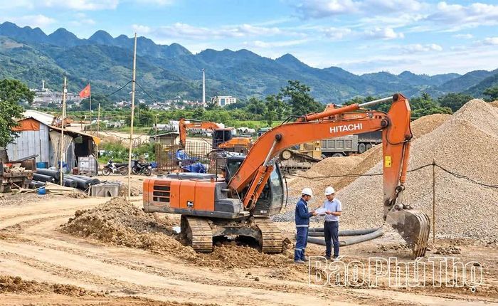Thi công dự án đường Trần Hưng Đạo, phường Hòa Bình kết nối với Quốc lộ 6 thuộc phường Thống Nhất, góp phần hoàn thiện mạng lưới giao thông, tăng cường kết nối đô thị và tạo động lực phát triển khu vực.