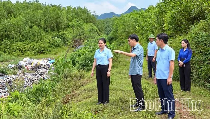 Đoàn giám sát của Thường trực HĐND xã Lạc Sơn kiểm tra tình hình thực hiện các chỉ tiêu về môi trường trên địa bàn xã.
