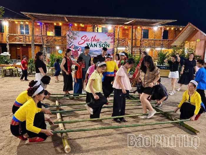 Khách du lịch hào hứng hòa mình vào không gian văn hóa bản địa tại Vân Sơn.