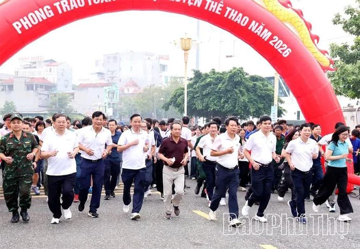 Các đại biểu và người dân tỉnh Phú Thọ tham gia chạy hưởng ứng tại Lễ phát động phong trào “Mỗi người dân lựa chọn ít nhất một môn thể thao phù hợp để tập luyện thường xuyên”.