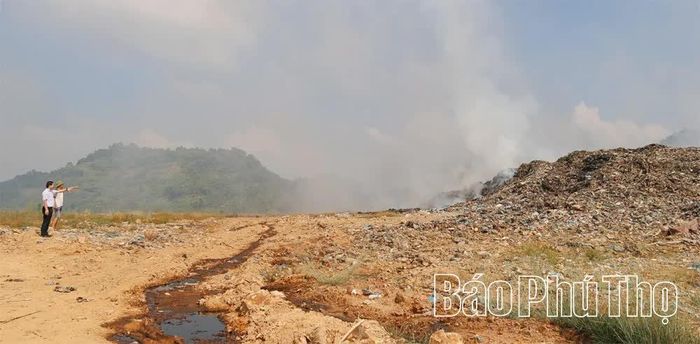 Bãi rác tạm núi Bông vẫn tiếp tục cháy âm ỉ, tiềm ẩn nguy cơ bùng phát trở lại.