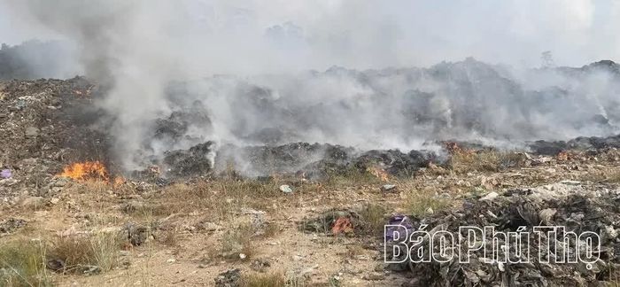 Đám cháy tại bãi rác tạm Núi Bông, phường Vĩnh Phúc bùng phát lại vào ngày 13/10/2026.