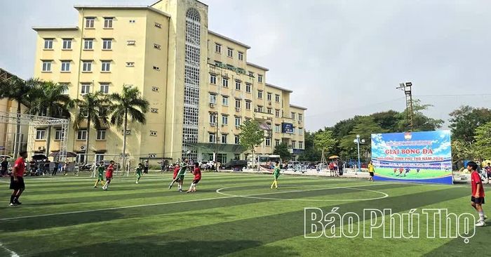 Các cầu thủ nhí thi đấu sôi nổi, cống hiến nhiều pha bóng đẹp mắt tại Giải bóng đá Nhi đồng tỉnh năm 2026.