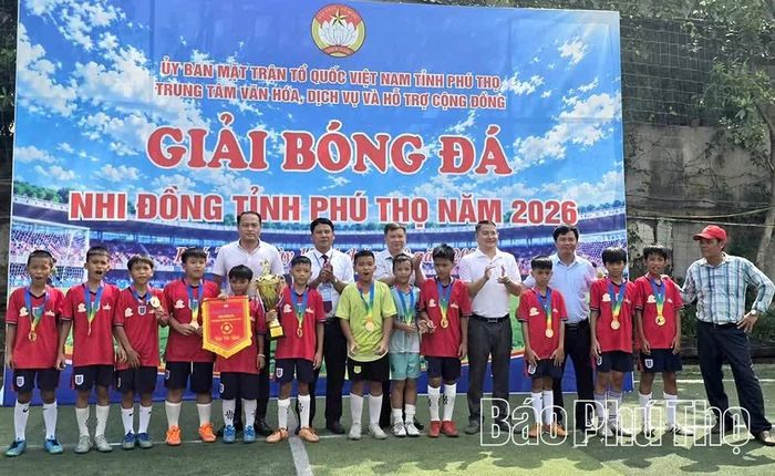 Ban tổ chức trao cúp, huy chương và phần thưởng cho đội bóng xã Liên Châu.