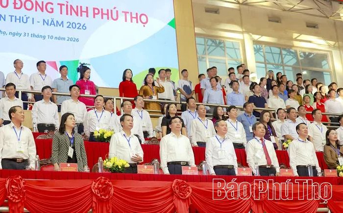 Đồng chí Phó Bí thư Tỉnh ủy Bùi Huy Vĩnh cùng các đại biểu dự khai mạc Hội khoẻ.