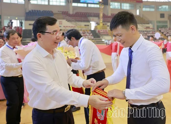 Đồng chí Phó Bí thư Tỉnh ủy Bùi Huy Vĩnh trao Cờ lưu niệm và tặng hoa cho các đoàn vận động viên tham dự Hội khỏe.