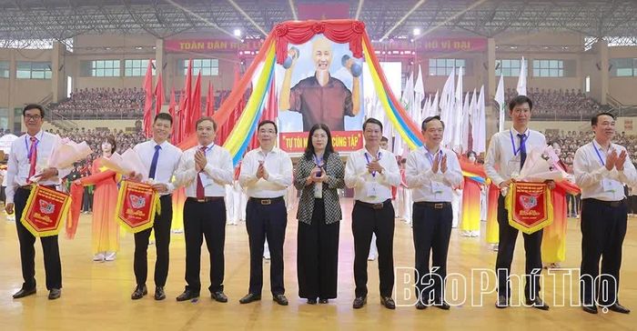 Đồng chí Phó Bí thư Tỉnh ủy Bùi Huy Vĩnh cùng các đại biểu trao Cờ lưu niệm và tặng hoa cho các đoàn vận động viên tham dự Hội khỏe.