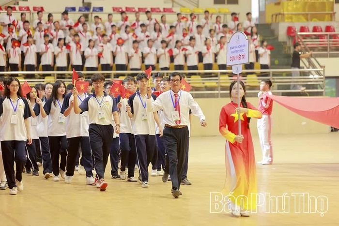 Các đoàn vận động viên tham gia Hội khỏe diễu hành, biểu dương lực lượng.