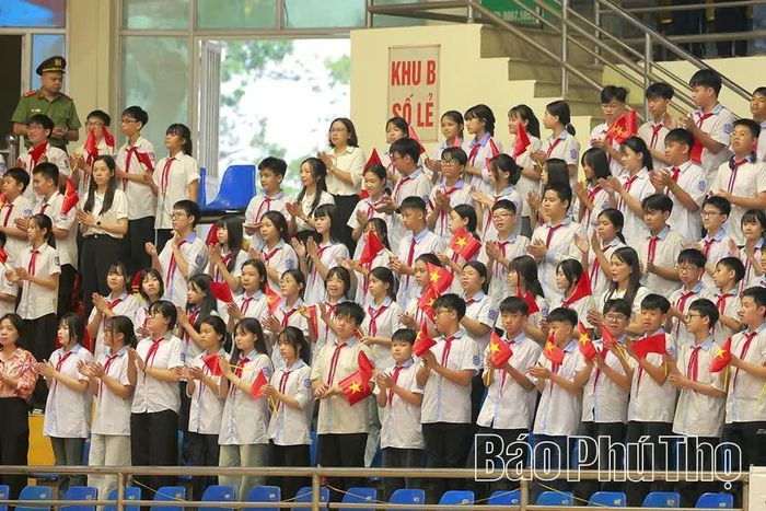 Các em học sinh tham dự lễ khai mạc.