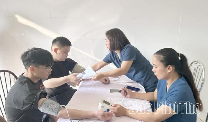 Cán bộ Trạm y tế xã Kim Bôi khám sức khoẻ cho các thanh niên đăng ký tham gia nghĩa vụ quân sự năm 2027.